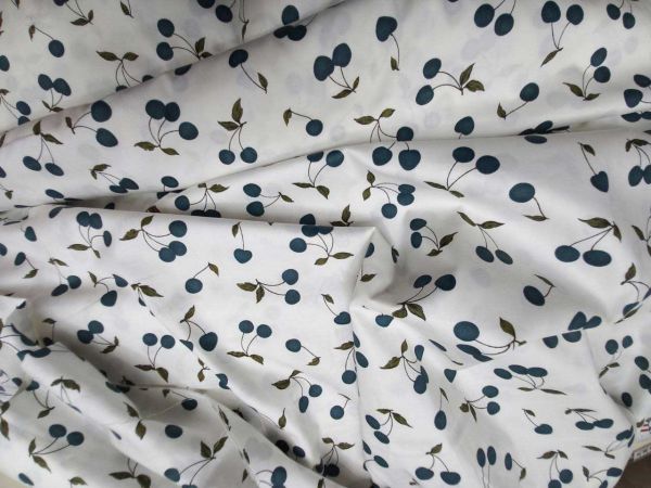 Сатин Вишні бірюза Фон молочний